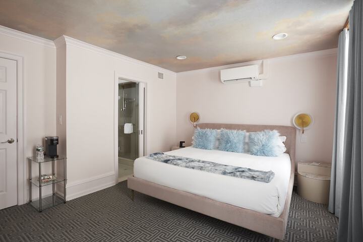 Room 33 of 64
