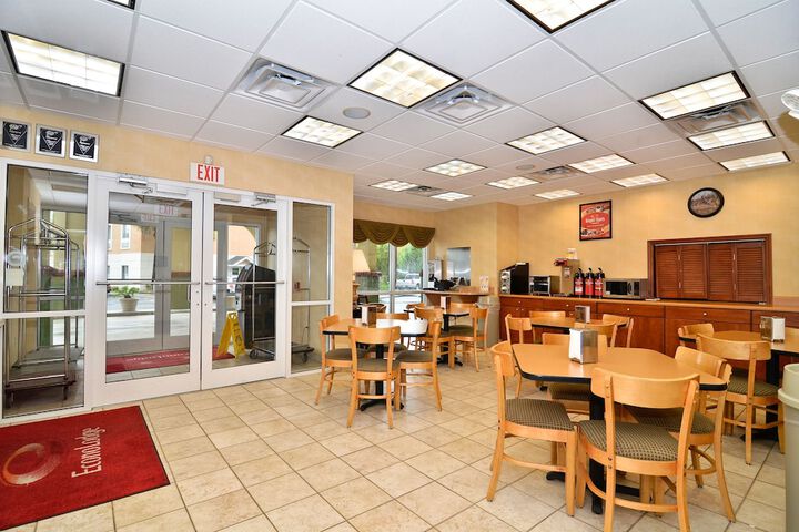 Dining 32 of 47