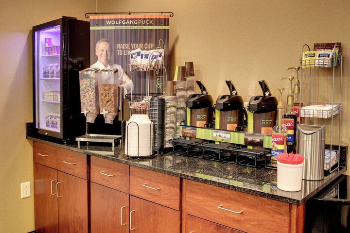 Cobblestone Hotel & Suites - Newton