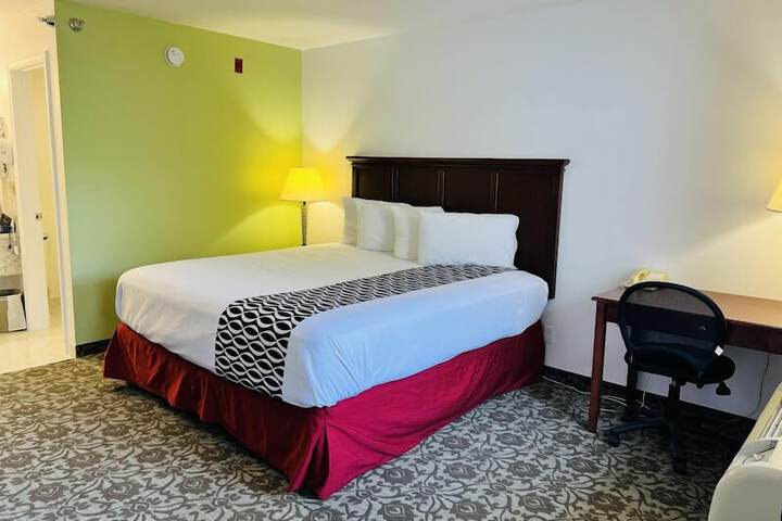 Room 6 of 12