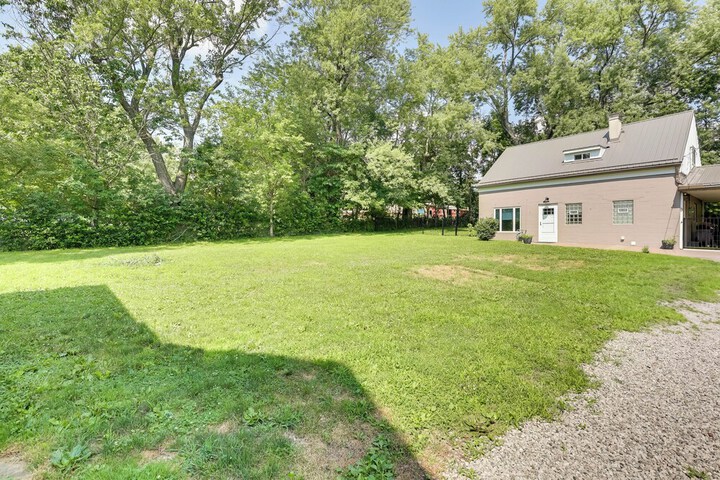 3 Mi to Downtown Youngstown: Apt w / Deck!