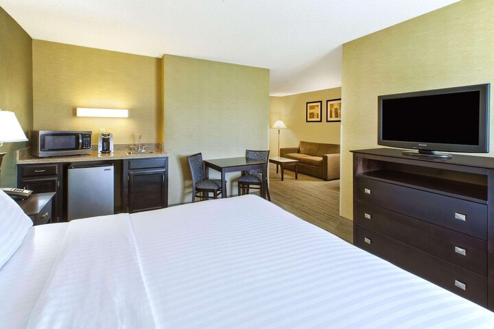 Country Inn & Suites by Radisson Benton Harbor-St. Joseph, MI