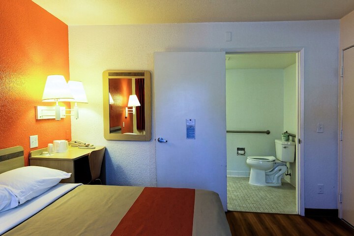 Room 16 of 25