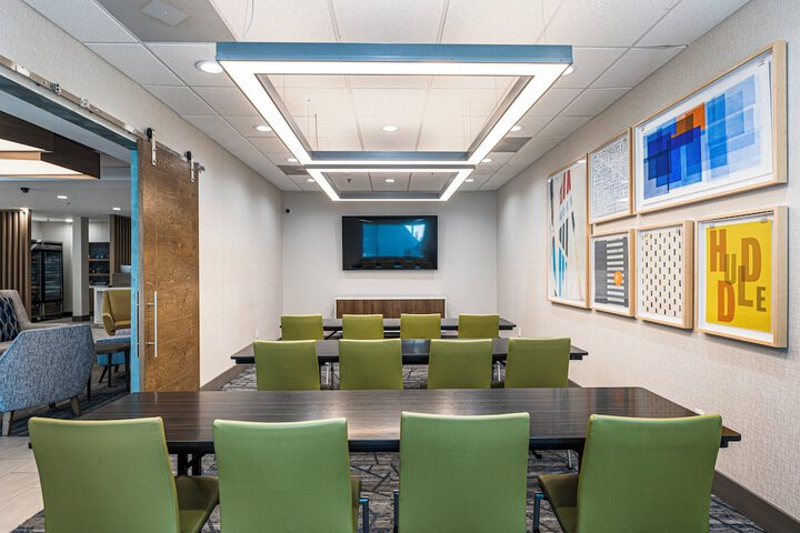 Holiday Inn Express & Suites Buford NE - Lake Lanier by IHG