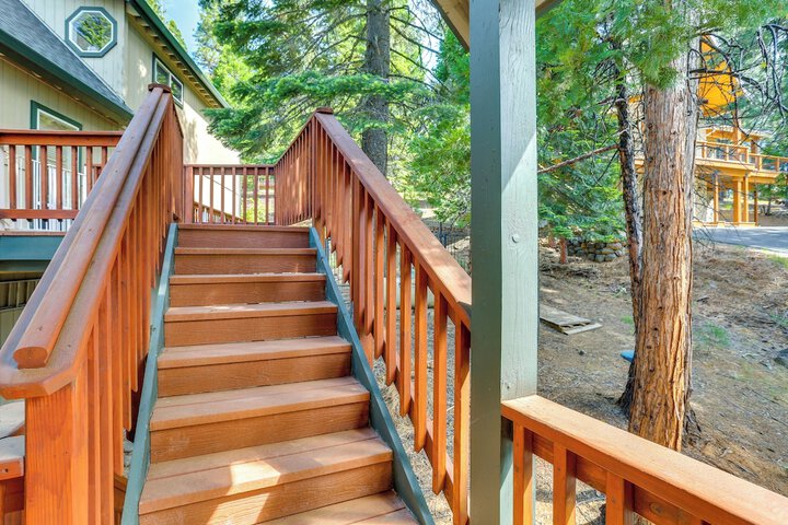 Pet-friendly California Cabin w / Beach Access