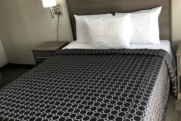 Room 10 of 28