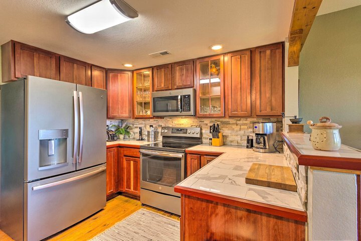 Mountain Air Condo w / Deck & Views Pets Welcome!
