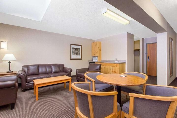 Canmore Inn & Suites