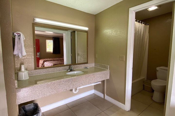 Room 10 of 21