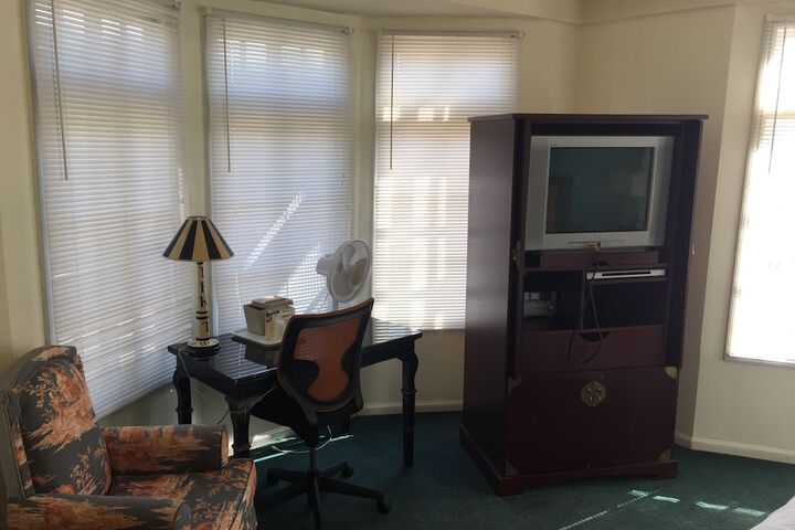 Room 13 of 16