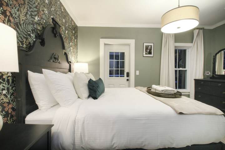 The Aurora Inn & Cottages
