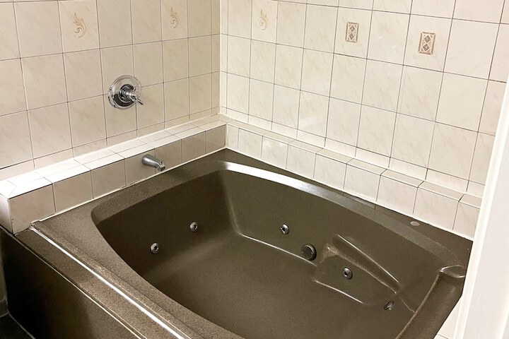 Hot Tub 26 of 28