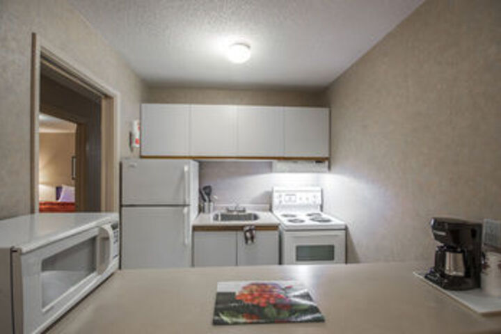 Econo Lodge Inn & Suites