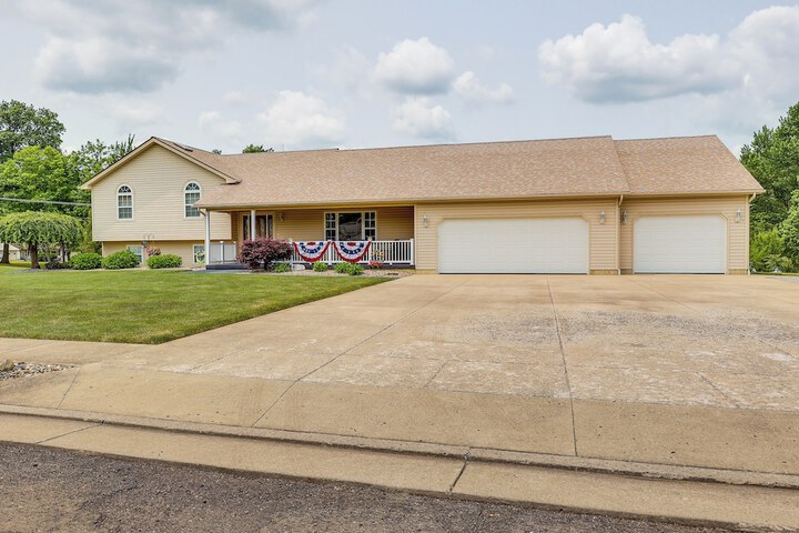 Wfh-friendly Columbiana Vacation Rental w / Deck!