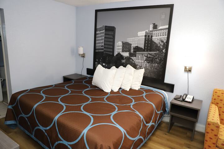 Room 5 of 8