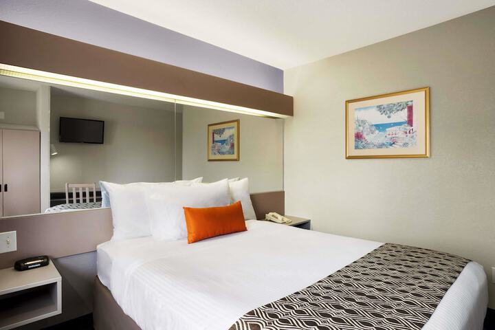 Room 8 of 16