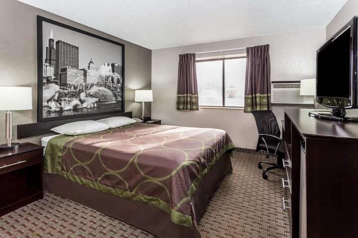 Super 8 by Wyndham Mundelein / Libertyville Area