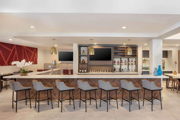 Lounge 22 of 26