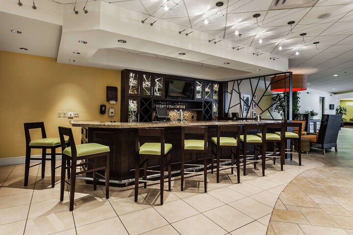 Lounge 50 of 63