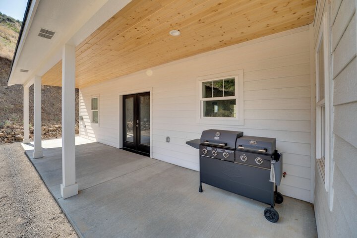 Lake Roosevelt Getaway w / Lake + Mountain Views!