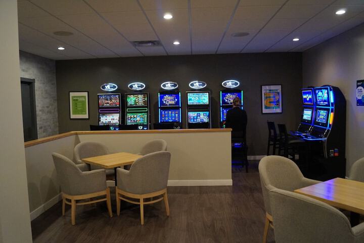 Lounge 98 of 106
