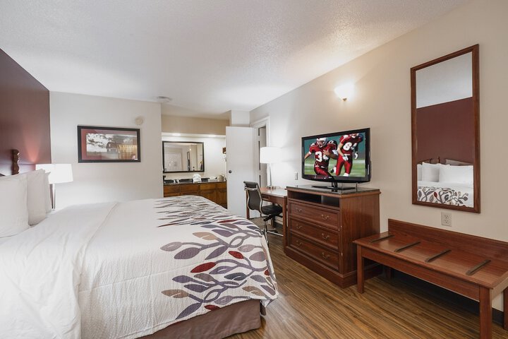 Red Roof Inn & Suites Calhoun