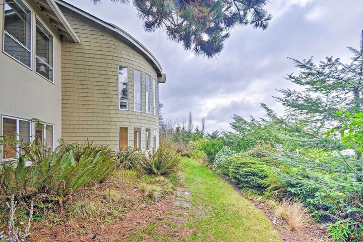 Unique Port Ludlow Home w / 3 Decks & Hot Tub!