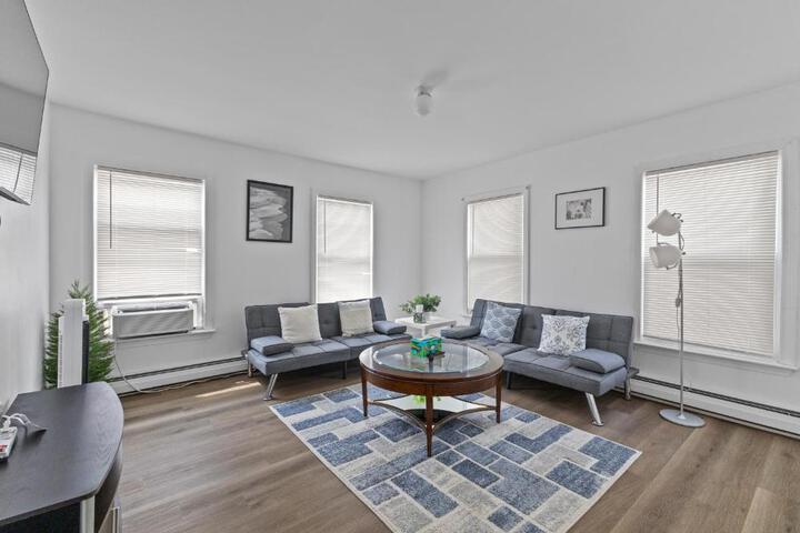 17-19Cozy & Spacious 6BR home in Malden with window AC and free parking