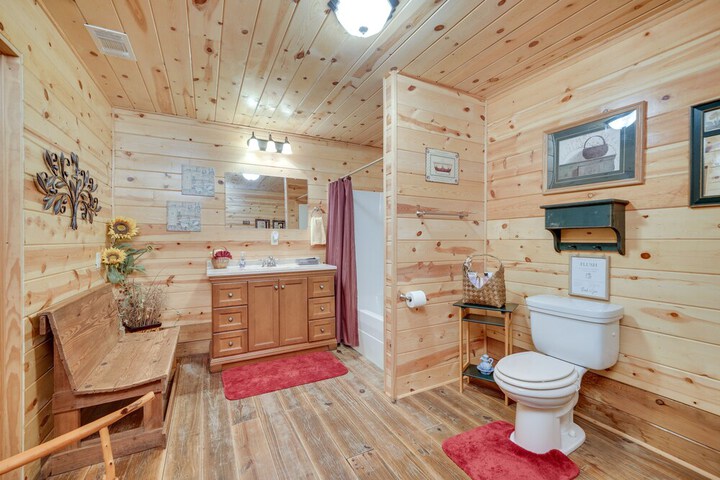 Secluded Broken Bow Cabin w / Fire Pit and Deck!