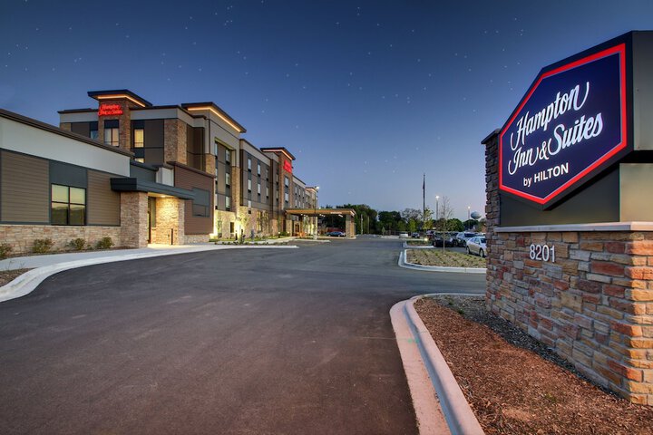 Hampton Inn & Suites Milwaukee West