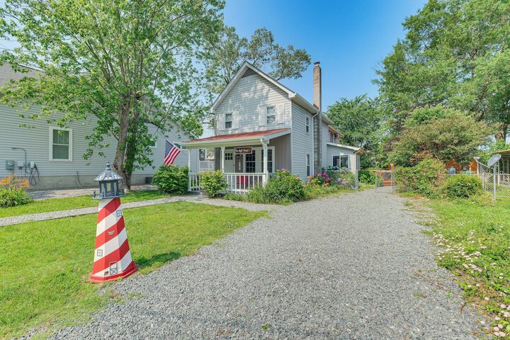 Adorable Cottage: Fire Pit Walk to Colonial Beach