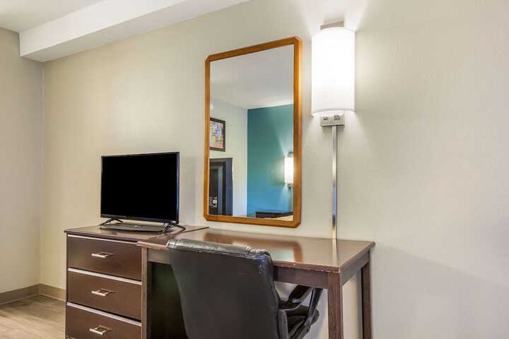 Room 6 of 25