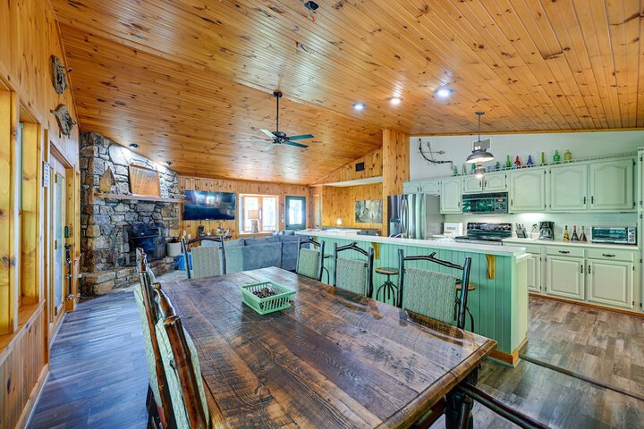 Cullowhee Mountain Retreat w / Deck and Fire Pit!