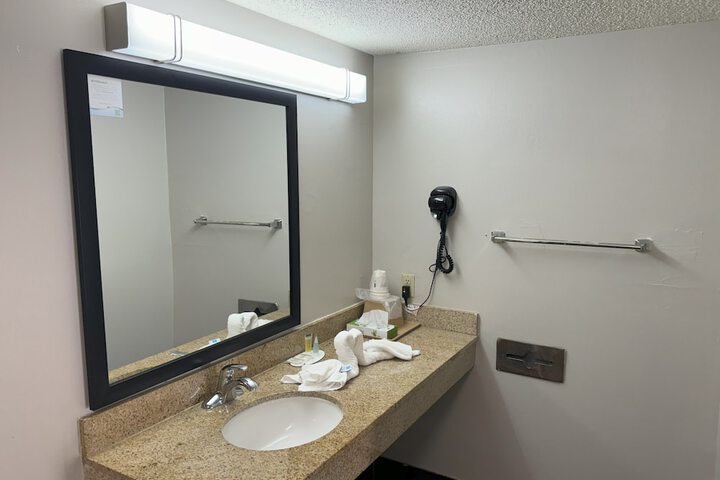 Room 11 of 28