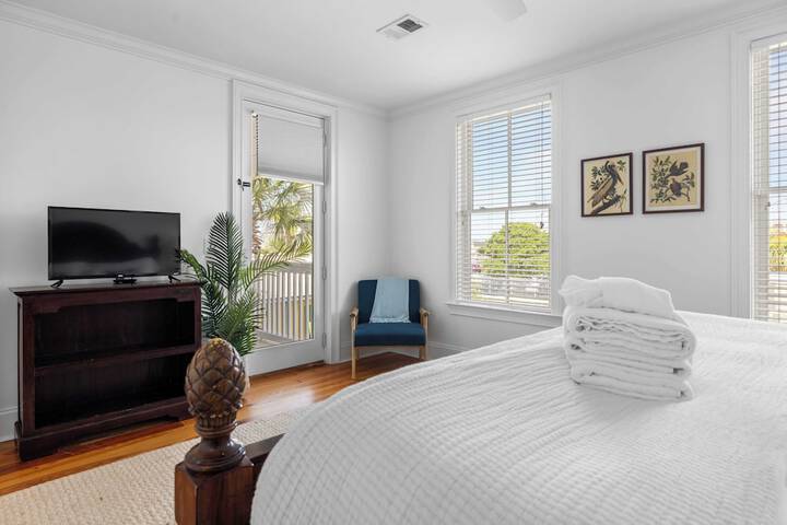 1 Block to Beach Newly Renovated 6bdr w / Rooftop Views Sand Dune by Avantstay