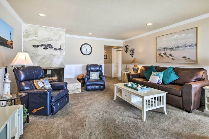 Beachfront Condo w / Patio & Views - Walk to Shore!