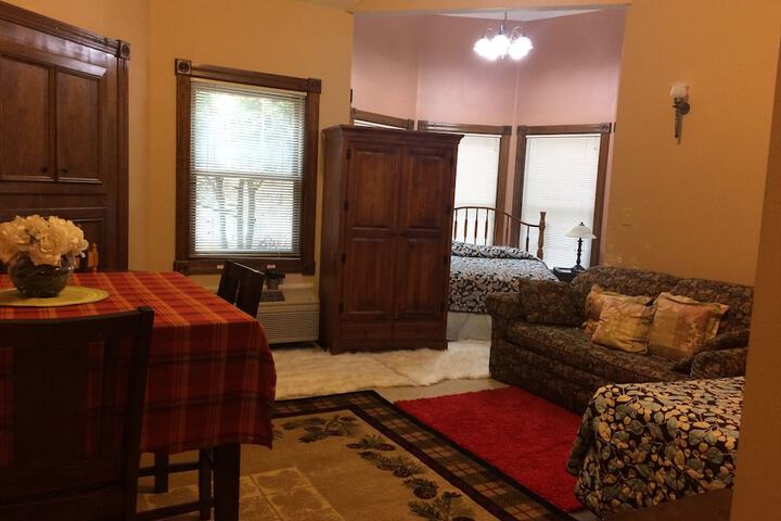 Spruce Hill Inn and Cottages