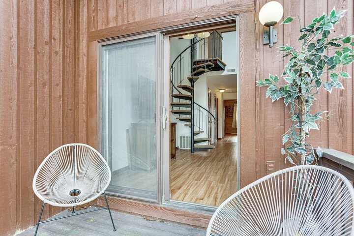 Vernon Township Condo w / Balcony Near Ski Lifts!