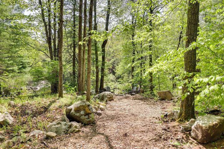 Private Deck & Grill: Pocono Pines Retreat!