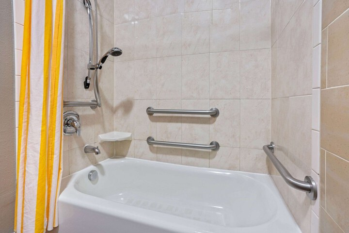 La Quinta Inn & Suites by Wyndham Houston Bush Intl Airpt E