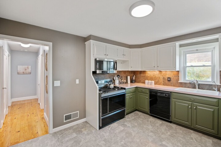 sweet Serenity" Stay 10 Minutes From Hershey 3 Bedroom Home by RedAwning