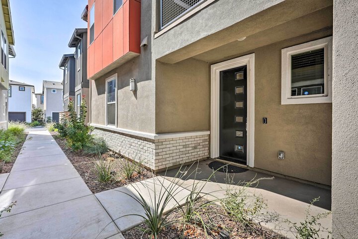 Pet-friendly Elk Grove Retreat w / Balcony!