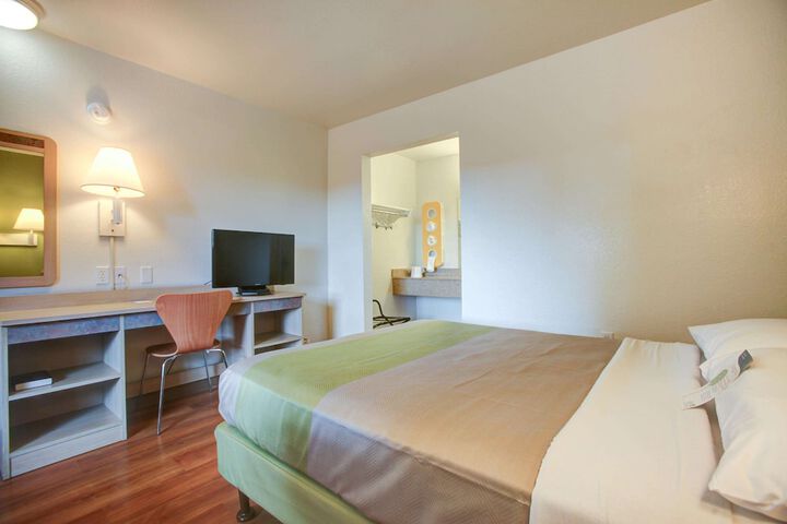 Room 18 of 28