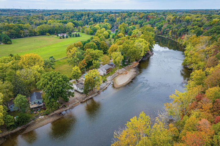 Riverfront Brookston Retreat w / Deck & River Tubes