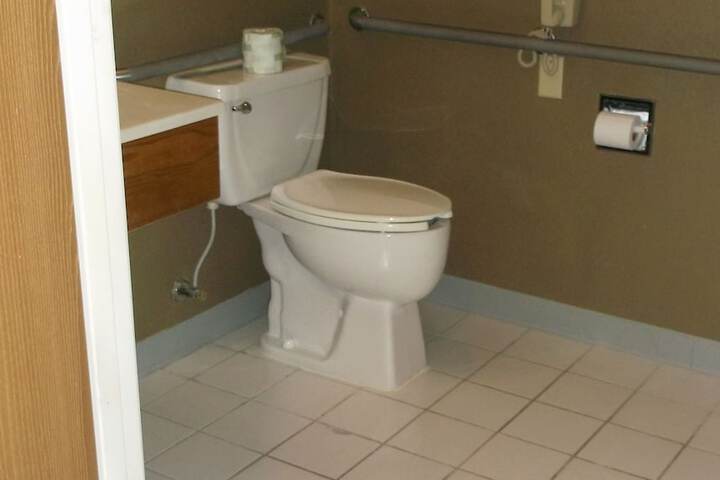 Super 8 by Wyndham Brookings