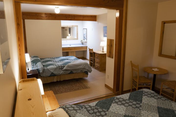 Whittakers Motel & Historic Bunkhouse