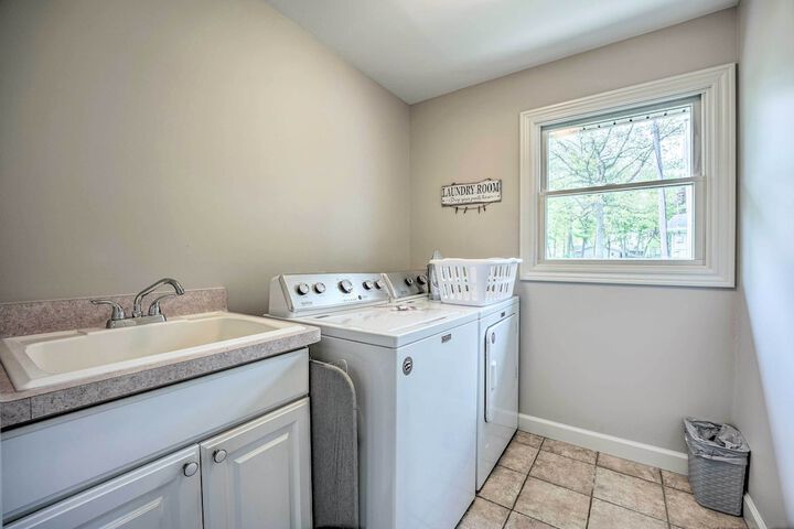 Pet-friendly Grass Lake Retreat w / Game Room!