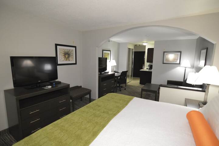 Room 8 of 33