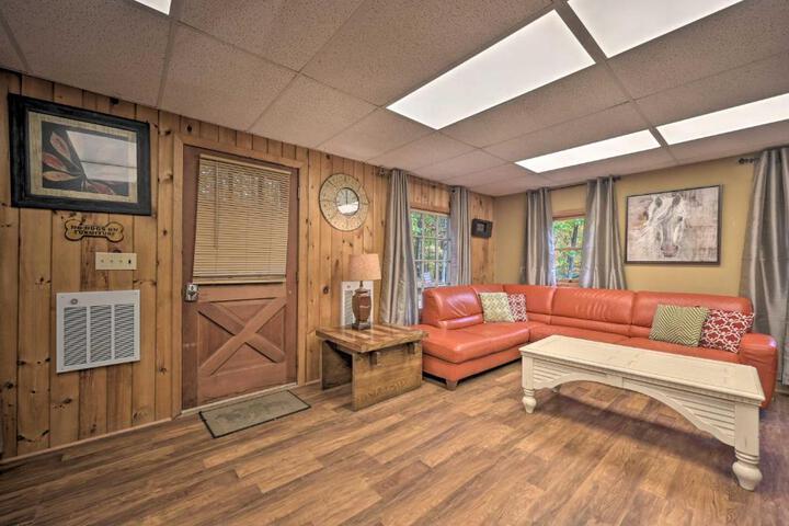 ‘John Wayne Apartment - Deck BBQ, Horses On-Site