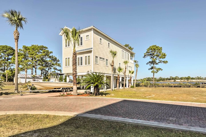Riverfront Carrabelle Home w / Furnished Patio!